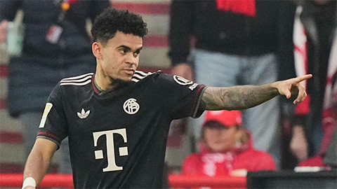 Simone Inzaghi celebrating with his Inter Milan players after beating Barcelona.